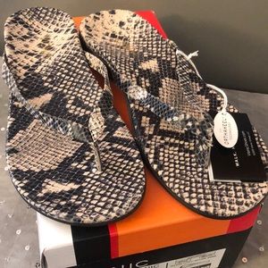 Vionic NWT Selena Corfu snake skin flip flop